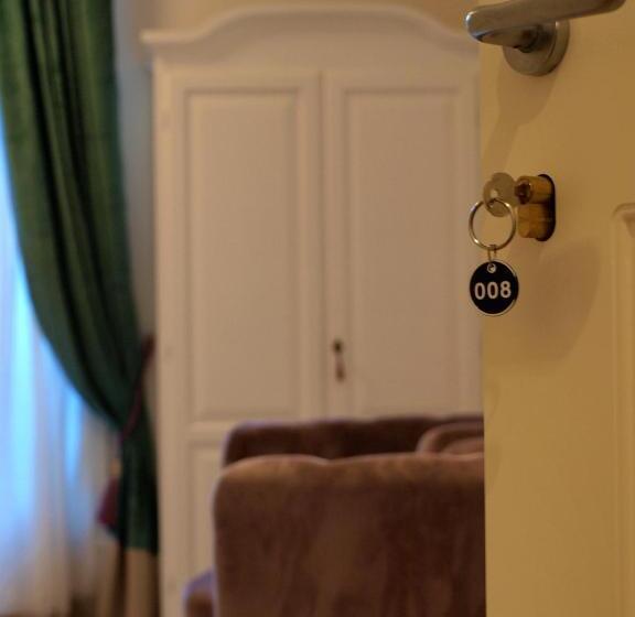 اتاق لوکس با بالکن, Cosmopolitan Central Rooms