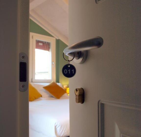 اتاق خانوادگی, Cosmopolitan Central Rooms