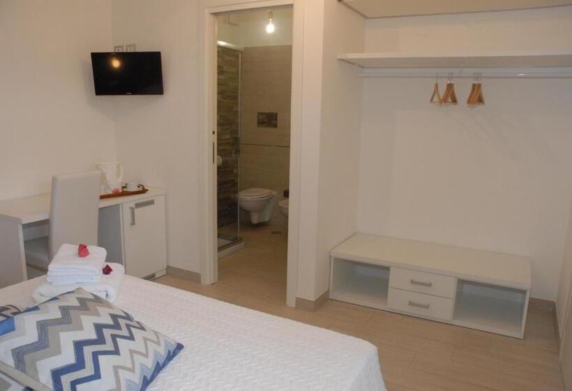 חדר סטנדרט נוף לים עם מרפסת, B&b Nonna Pina