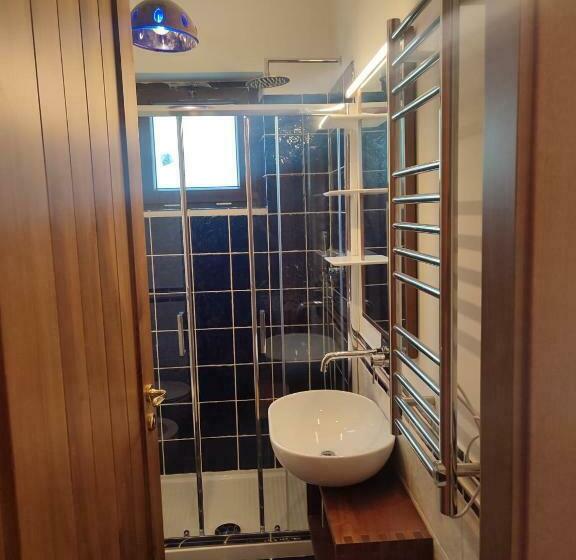 חדר סטנדרט לשלושה, Altana