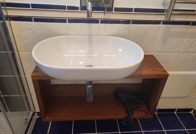 חדר סטנדרט לשלושה, Altana