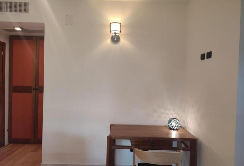 חדר סטנדרט לשלושה, Altana