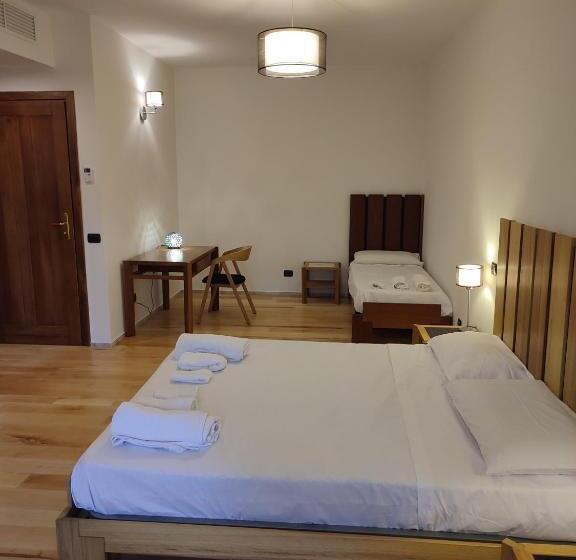 חדר סטנדרט לשלושה, Altana