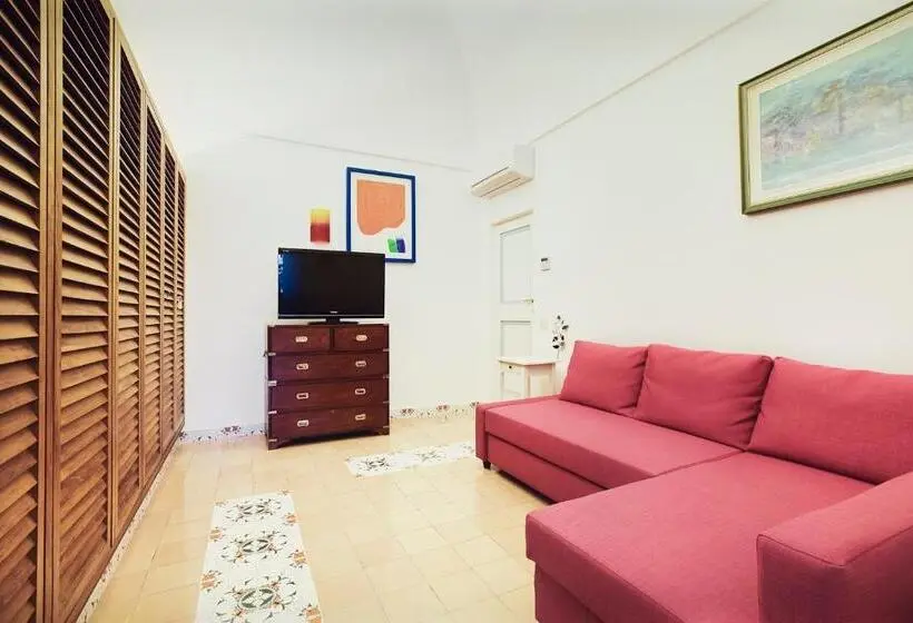 اتاق استاندارد با چشم‌انداز استخر, Suite Villa Carolina
