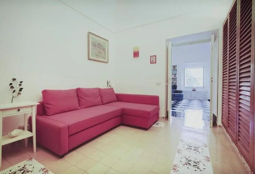اتاق استاندارد با چشم‌انداز استخر, Suite Villa Carolina