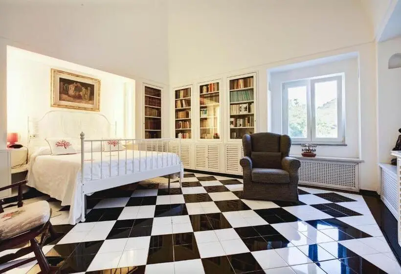 اتاق استاندارد با چشم‌انداز استخر, Suite Villa Carolina