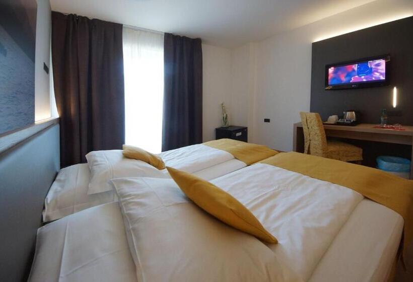 غرفة سوبيريور, Ambassador Suite