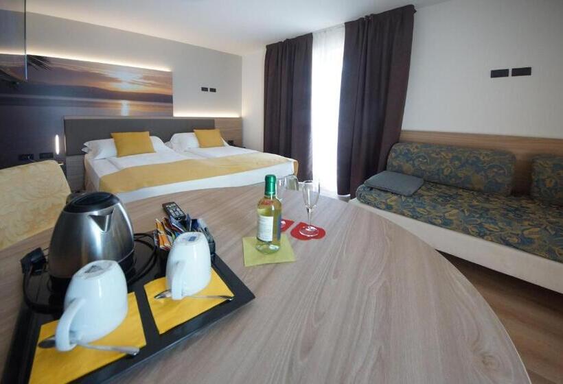 غرفة قياسية ثلاثية, Ambassador Suite