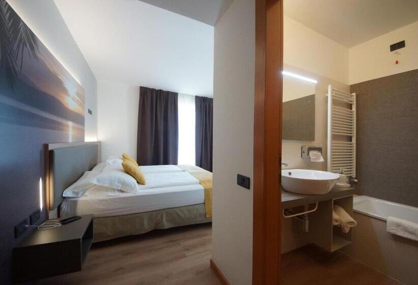 غرفة قياسية ثلاثية, Ambassador Suite