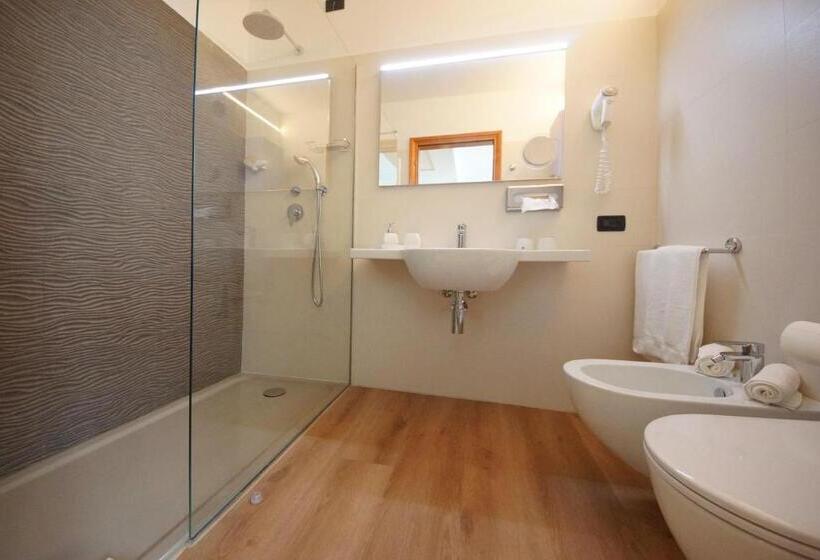 إستوديو قياسى, Ambassador Suite