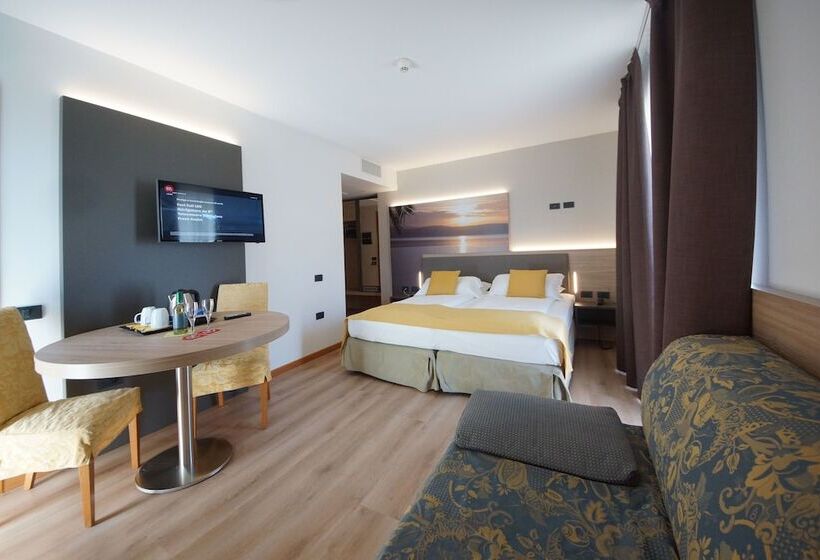 غرفة قياسية ثلاثية, Ambassador Suite