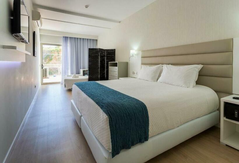 חדר סטנדרט לשלושה, Carvi Beach