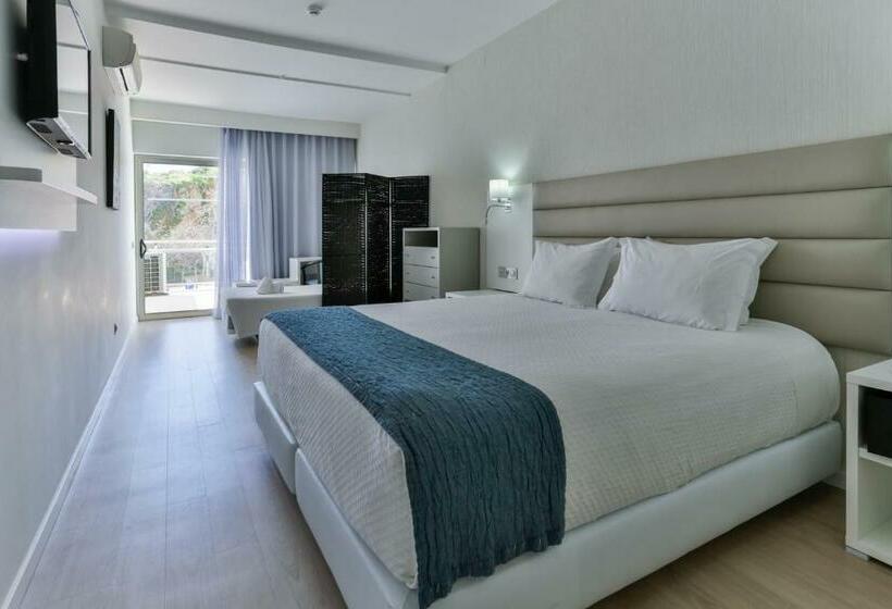 חדר סטנדרט לשלושה, Carvi Beach