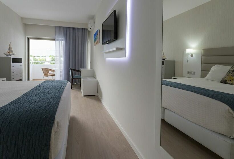 חדר סטנדרט לשלושה, Carvi Beach