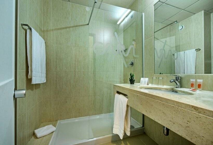 חדר סטנדרט לשלושה, Carvi Beach