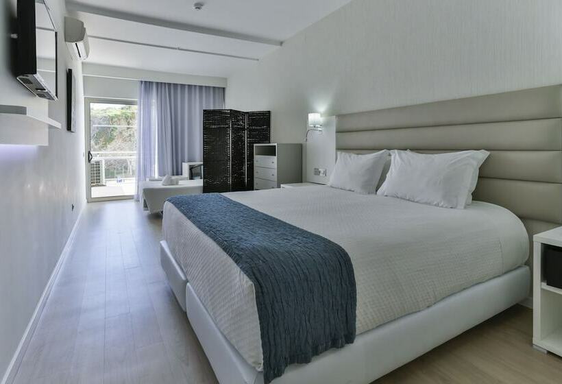 חדר סטנדרט לשלושה עם נוף צדדי לים, Carvi Beach