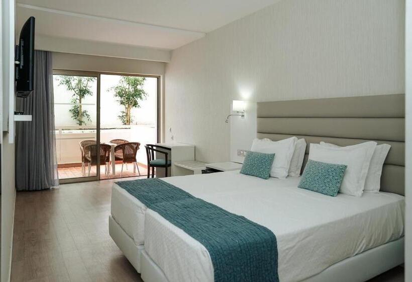 חדר משפחתי, Carvi Beach