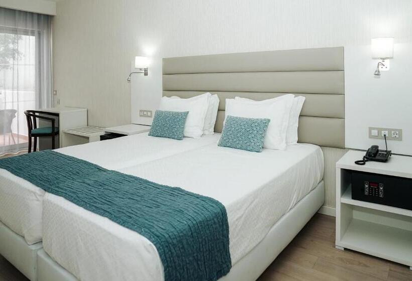 חדר משפחתי, Carvi Beach