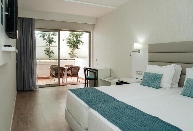 חדר משפחתי, Carvi Beach