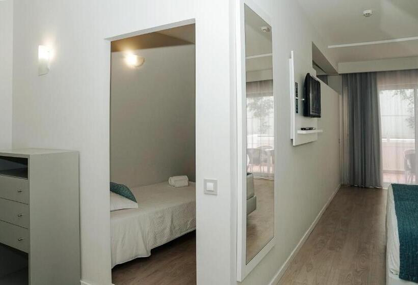 חדר משפחתי, Carvi Beach