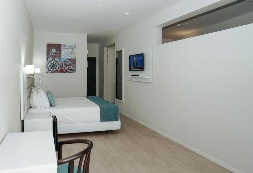 חדר משפחתי, Carvi Beach