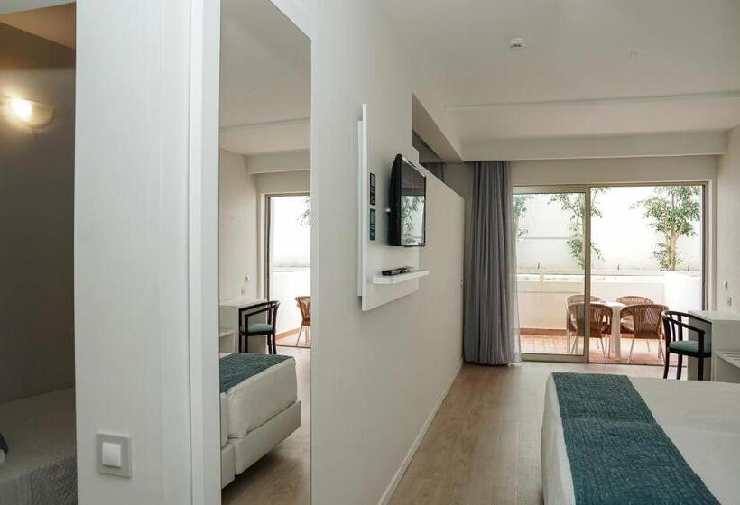 חדר משפחתי, Carvi Beach