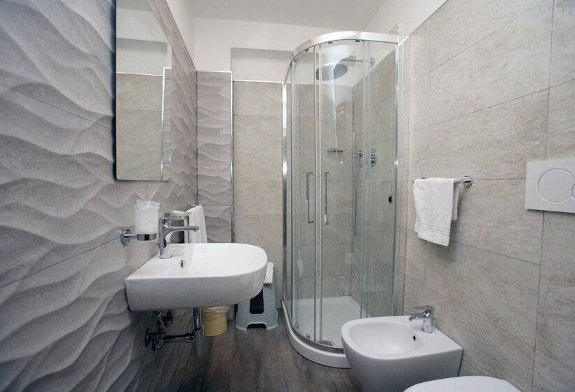 اتاق استاندارد سه نفره, Desiree