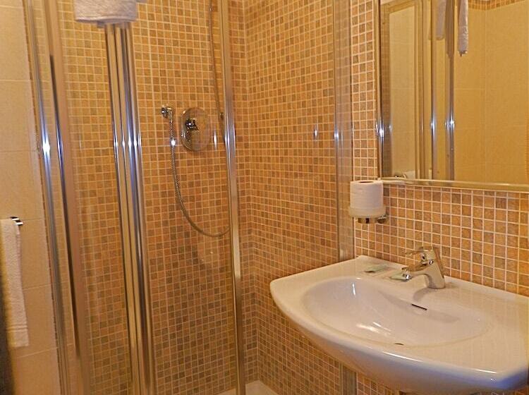 اتاق استاندارد سه نفره, Desiree