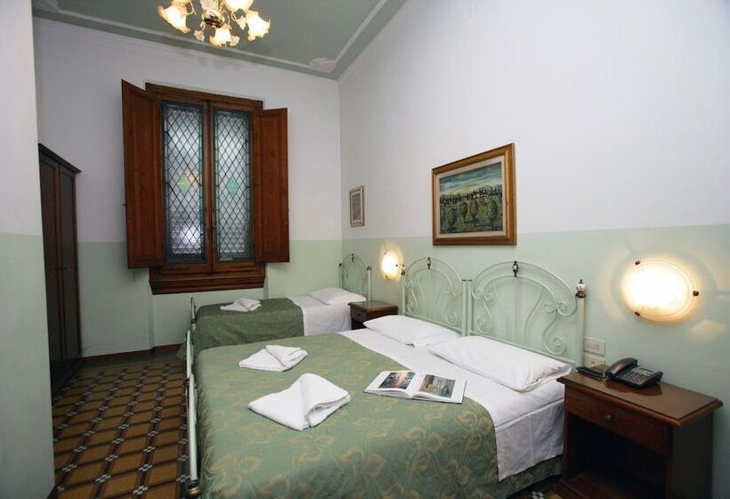 اتاق استاندارد سه نفره, Desiree