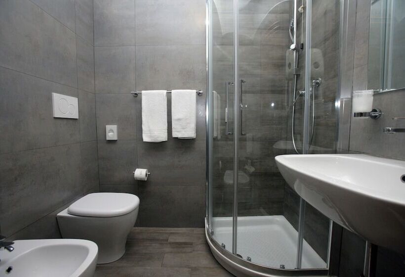 اتاق خانوادگی, Desiree