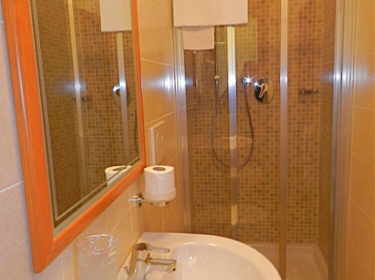 اتاق استاندارد یک نفره, Desiree