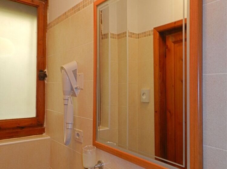 اتاق اکونومی, Desiree