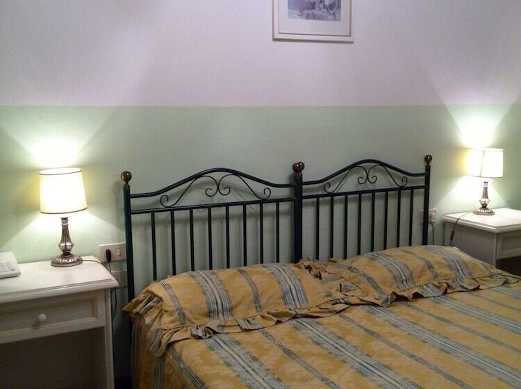 اتاق اکونومی, Desiree