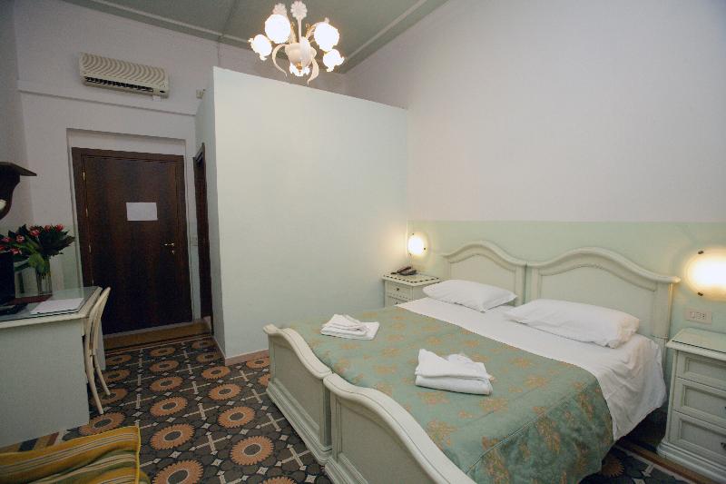 اتاق اکونومی, Desiree