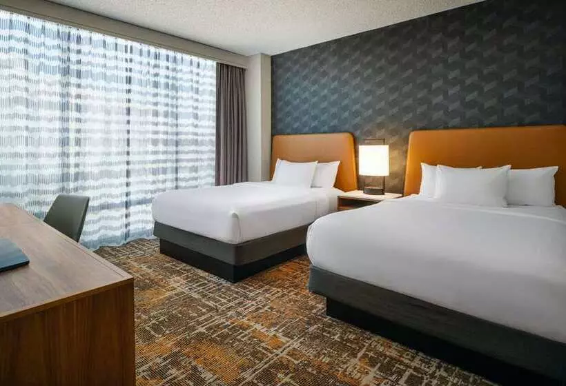 سوییت اجرایی, Embassy Suites  Boston Logan Airport