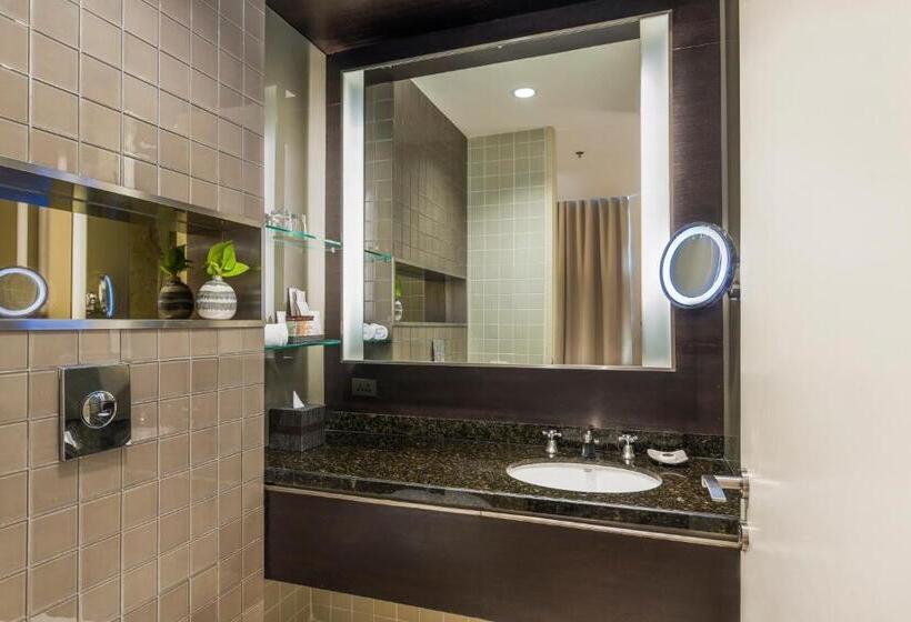 اتاق لوکس با تخت بزرگ, Emporium Suites By Chatrium