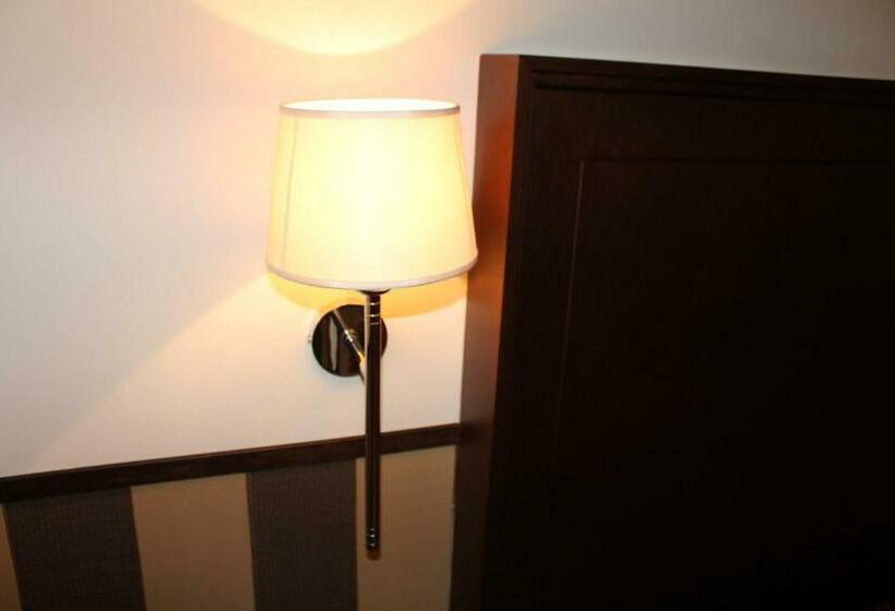 חדר סטנדרט לשלושה, Garda