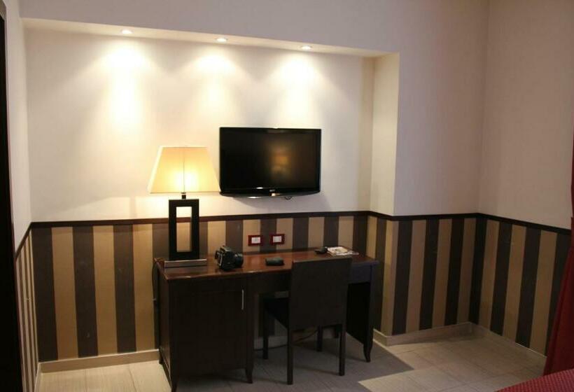 חדר סטנדרט לשלושה, Garda