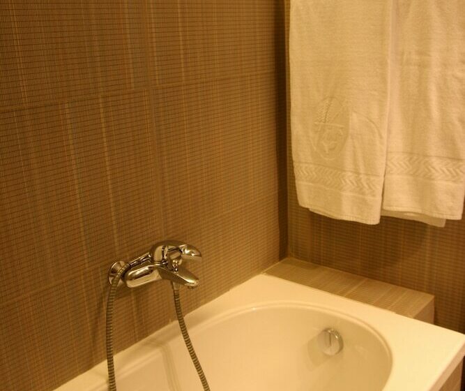 חדר סטנדרט לשלושה, Garda