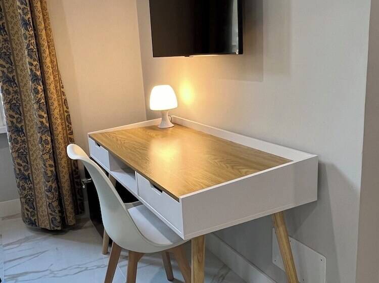 חדר סטנדרט לשלושה, Garda