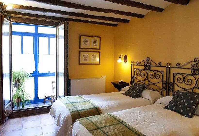 اتاق استاندارد سه نفره, Hostal Santa Agueda