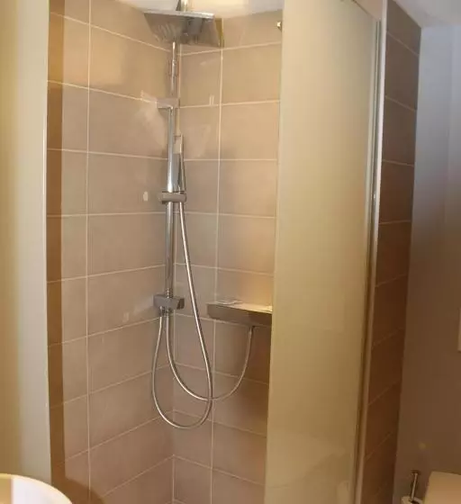 اتاق استاندارد سه نفره, Hôtel Le Blason