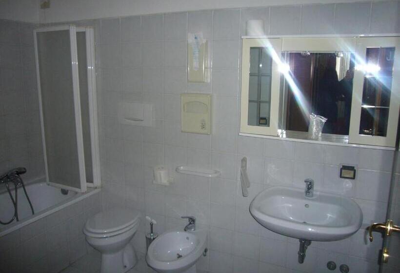 Quarto Triplo Comfort, Villa Altieri