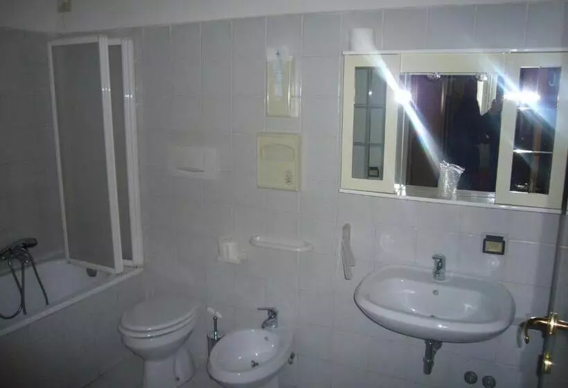 Comfort Kolmen Hengen Huone, Villa Altieri