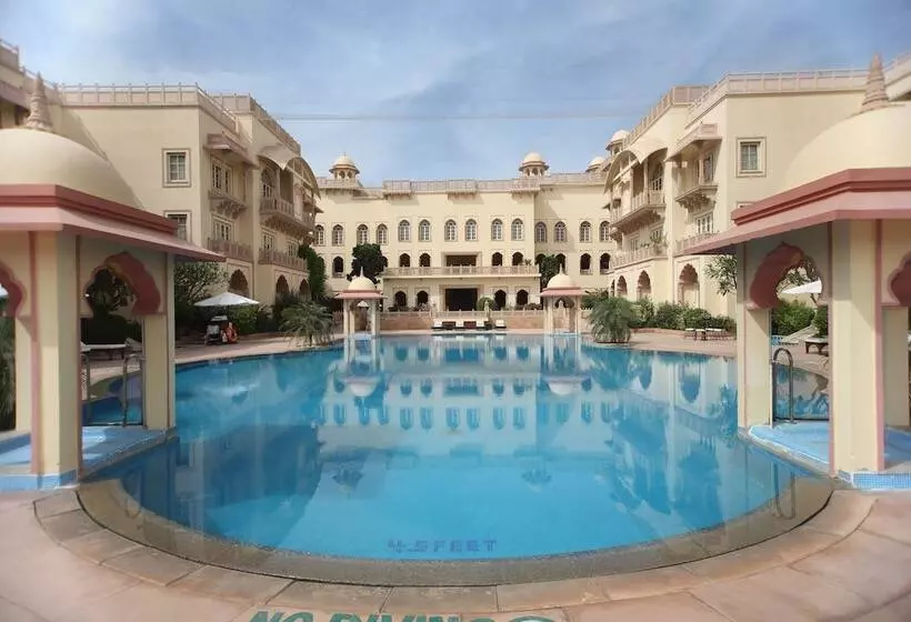プールの見えるデラックスルーム, Taj Hari Mahal Jodhpur