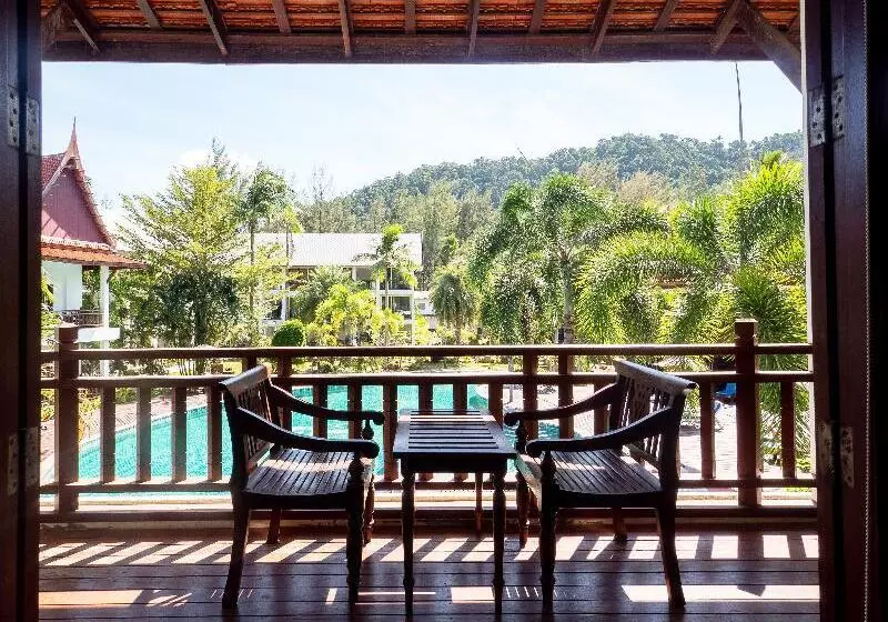 سوییت با چشم‌انداز استخر, Royal Lanta Resort & Spa