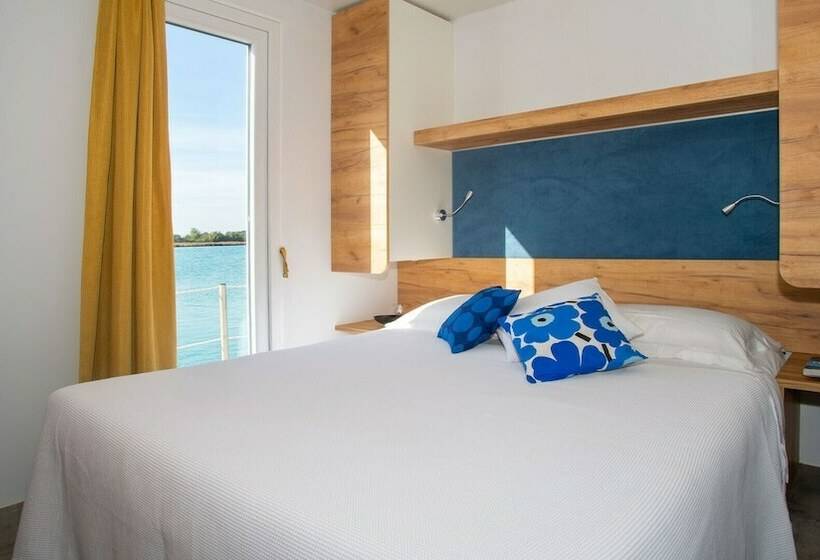 스탠다드 방갈로, Floating Resort