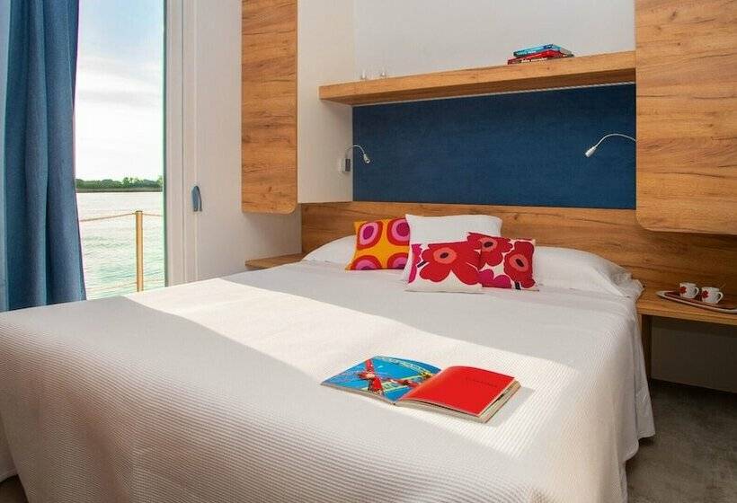 スタンダードバンガロー, Floating Resort