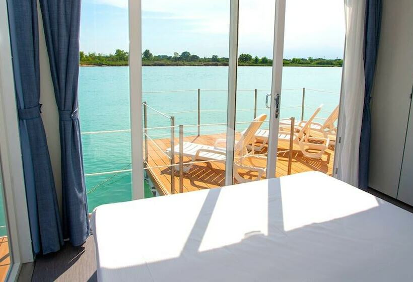 스탠다드 방갈로, Floating Resort