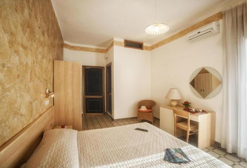 Triple Room Sea View, Royal